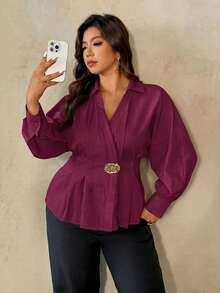 Auralis Blusa feminina plus size de manga comprida, ideal para outono/inverno/primavera. Blusa branca com pregas assimétricas e fivela metálica decorativa. Elegante modelo envelope com decote cruzado. Blusa romântica francesa para o trabalho. - Borgonha - Ver 2