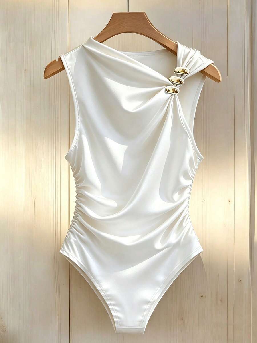 Franclia Mono ajustado con cuello asimétrico, decoración de hebilla metálica y cintura fruncida - Blanco - Ver 1