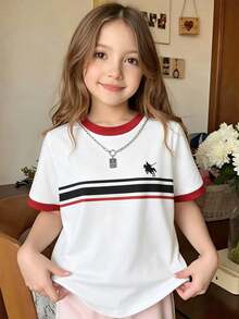 Elladie kids 兒童夏季短袖T恤，極簡復古風：白色底色配紅黑對比條紋，領口與袖口飾以紅色滾邊，經典且活力；右胸小馬刺繡裝飾增添精緻細節，避免單調。百搭版型易於搭配，適合牛仔褲或裙子，春夏季嬰幼兒的百搭清爽單品~ - 白色 - 查看 4