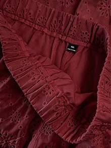 GlowEve CURVE 大尺碼女款浪漫鏤空刺繡缺口領上衣與短褲兩件套，適合約會、通勤、日常穿著，春/夏季 - 酒紅色 - 查看 6