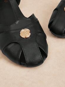 Rosivie Giày nữ kiểu Pháp cổ điển quai chữ T, sandal bít mũi, giày La Mã khóa kim loại Camellia, giày đế mềm rỗng kiểu lồng heo, sandal đế bằng màu đen đa năng cho mùa hè. - Đen - Xem 5