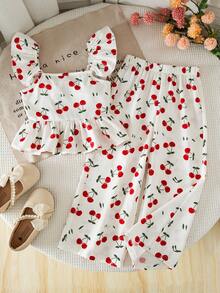 SHEIN LMoss Kids 兒童 LMoss 女孩可愛櫻桃印花短袖上衣 & 短褲套裝，適合幼兒在春季、夏季、秋季穿著，上衣背面有蝴蝶結設計，年輕女孩休閒度假風格，女孩紅色 2 件套裝，女孩優雅長褲套裝，女孩可愛櫻桃印花長褲 - 白色 - 查看 3