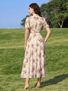 Modelyn 女款優雅花卉印花扭轉領花瓣袖縮腰洋裝，度假風 - 彩色 - 查看 2