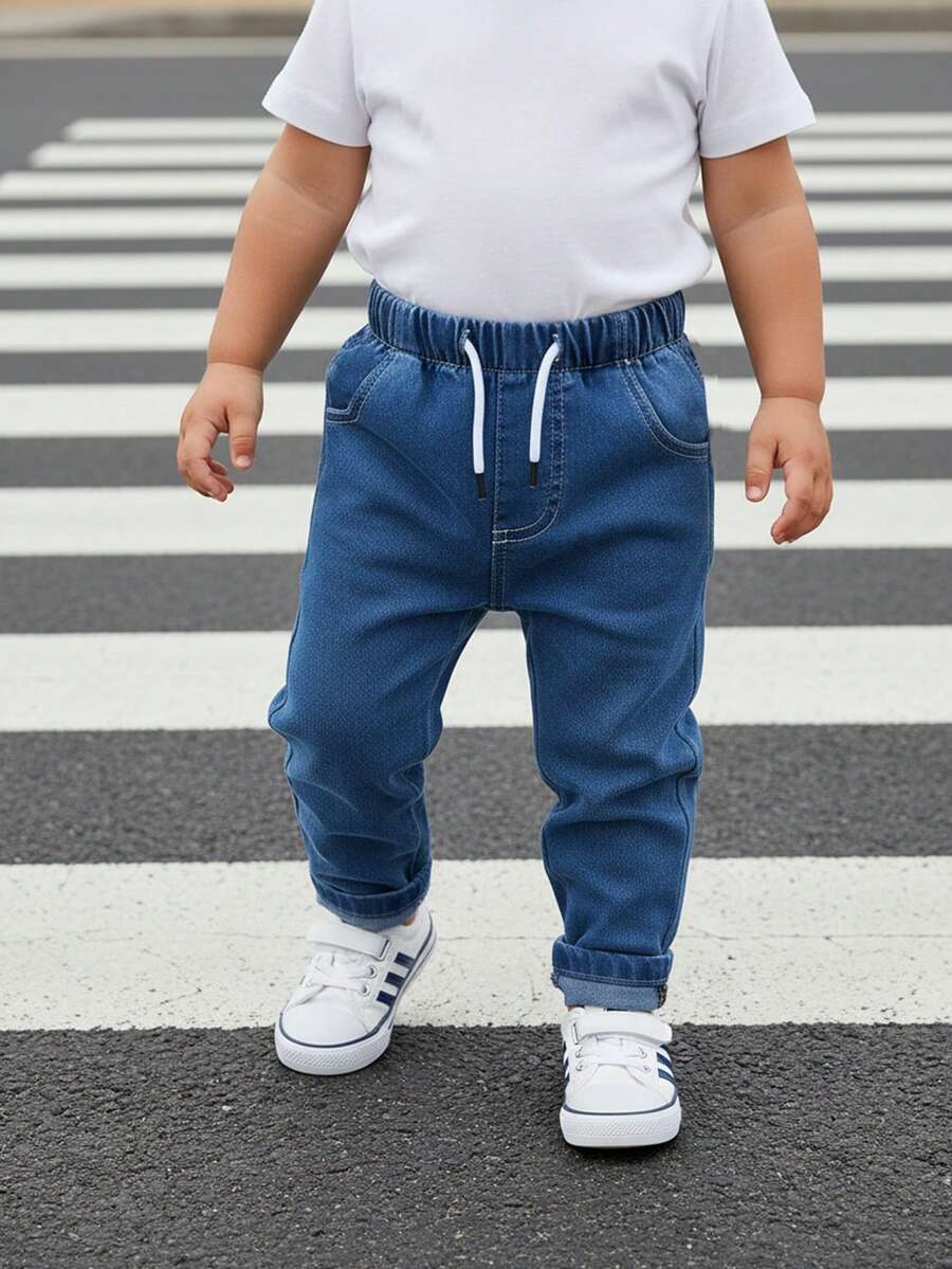 婴幼儿男童休闲牛仔裤,中蓝色牛仔布,抽绳松紧腰带,修身版型,柔软棉质弹力牛仔面料,适合日常穿着、上学、聚会等各种场合,四季皆宜。 - 中等水洗藍 - 查看 1