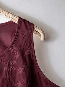 SHEIN LUNE CURVE 大码女式春夏刺绣无袖圆领修身背心，百搭时尚 - 酒紅色 - 查看 5