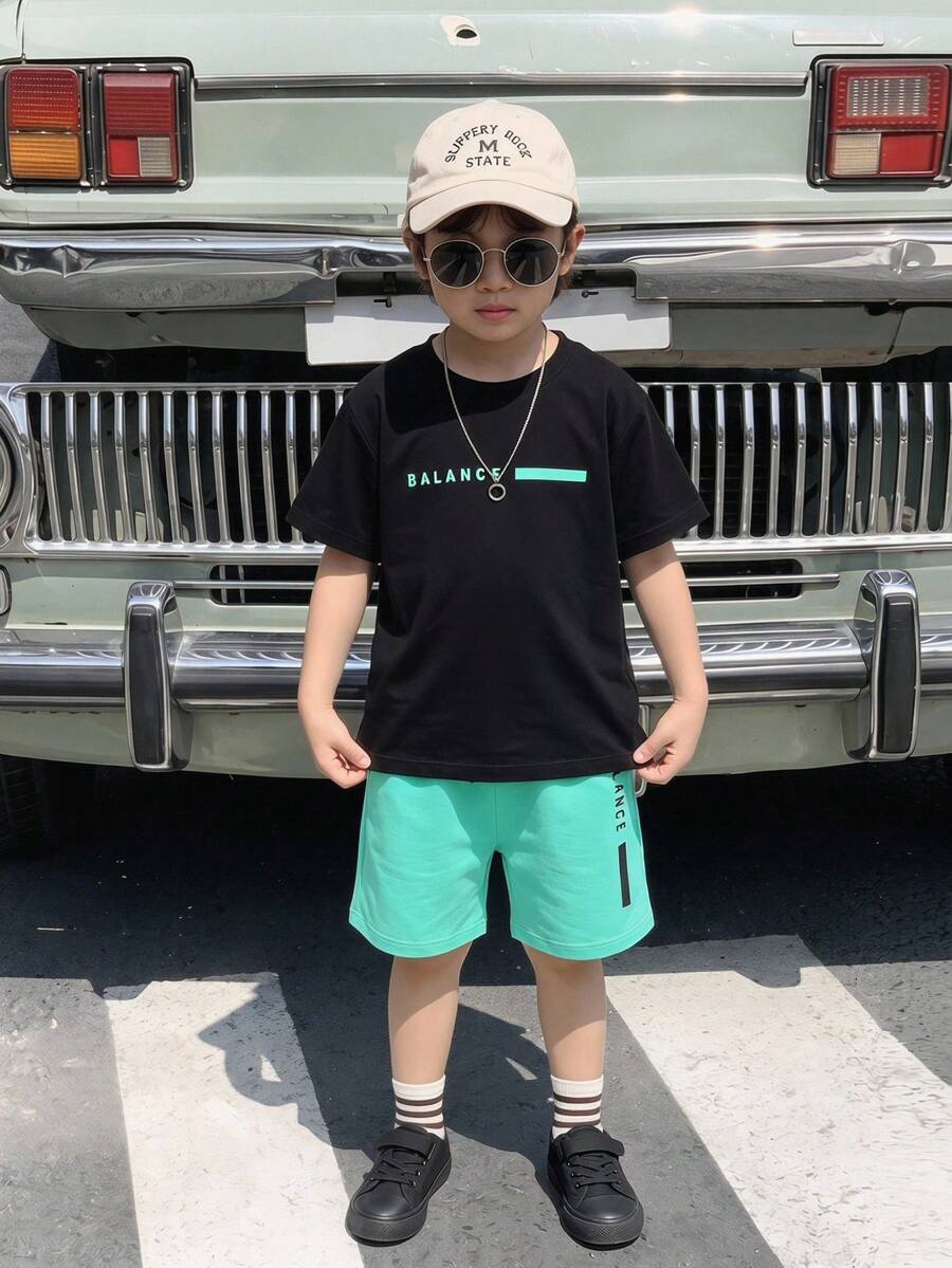 SHEIN Streecool Kids 男童字母印花T恤和短裤套装（2件套）