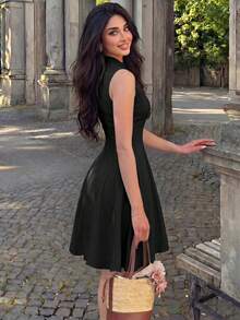 Modelyn 女士杏色梭织无袖V领金属扣腰A字优雅浪漫连衣裙，春夏款 - 黑色 - 查看 6