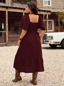 LanaWest CURVE Vestido casual de vacaciones de talla grande para mujer, de primavera/verano, de unicolor, con bordado, cintura con cordón, mangas con volantes y bajo con volantes - Burdeos - Ver 2