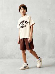 Casuvi Kids Casuvi 儿童男童两件套：宽松针织 T 恤搭配梭织休闲短裤，学院风英文图案印花，纽扣口袋设计，美式休闲风，适合春夏日常穿着 - 卡其色 - 查看 3