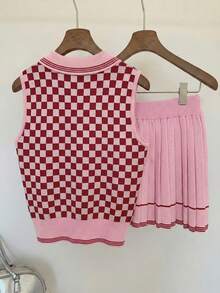Comfortcana Bộ đồ nữ thường ngày 2 món: Áo gile cổ lọ dệt kim họa tiết hiệp sĩ và chân váy ngắn xếp ly dệt kim kẻ caro, màu đỏ. - Đỏ - Xem 2