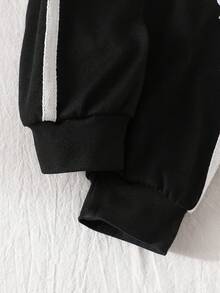 SHEIN 两件套新生男宝宝运动套装，针织面料，黑白撞色设计，短袖圆领上衣饰有骑士印花和撞色滚边，抽绳长裤饰有同款印花，休闲舒适，适合外出、拍照、轻度活动，春夏季穿着，0-9个月。 - 黑與白 - 查看 7