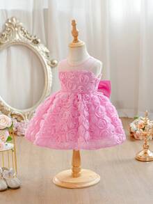 SHEIN Glamorique Kids 女嬰粉色3D花朵洋裝，網紗緞面泡泡袖，後背蝴蝶結綴珠派對禮服，玫瑰花選美禮服，適用婚禮、生日、表演 - 淺粉色 - 查看 4