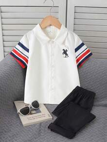 SHEIN 2件裝男童休閒條紋印花POLO領上衣搭配對比色長褲套裝，簡約時尚設計展現男孩個性，適合日常休閒與上學穿著，適用於不同季節 - 白色 - 查看 3