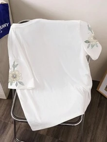 SHEIN Essnce 休閒復古優雅通勤百搭保暖蝴蝶珍珠刺繡印花圖案，適合海灘、度假、女性夏季，寬鬆圓領短袖T恤 - 彩色 - 查看 2