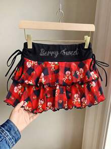 Strawberry Shortcake X SHEIN Jupe mini d'été à la mode pour femmes, avec motif à carreaux, lettres de bande dessinée et ornements de strass - Rouge - Voir 7
