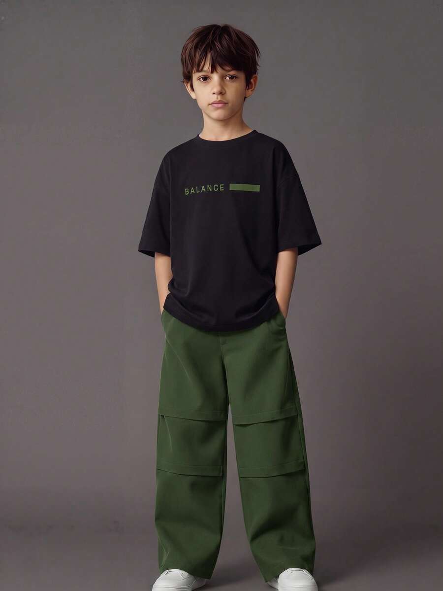 SHEIN 男童图标字母印花短袖圆领T恤搭配弹力腰直筒工装裤套装,白色T恤配橄榄绿工装裤,柔软弹力面料,宽松版型,休闲舒适,适合春夏穿着,可用于外出、街头风、居家、旅行、度假、日常穿着。 - 彩色 - 查看 1
