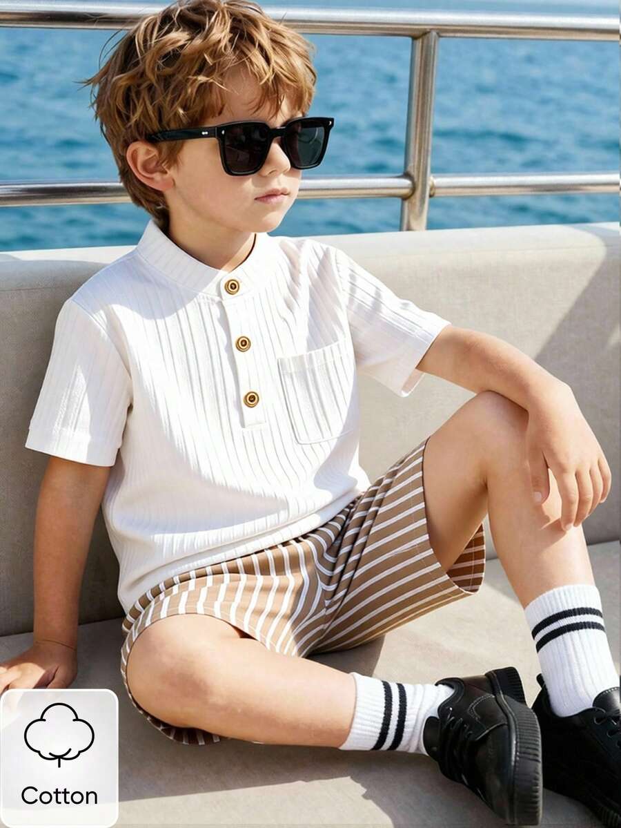 Souflis Souflis 男童夏季休闲校园风三件套,包括短袖衬衫、条纹短裤和披肩,宽松版型,适合日常出行、校园穿着、朋友聚会、休闲活动、拍照等场合,2026春夏新款 - 卡其色 - 查看 1