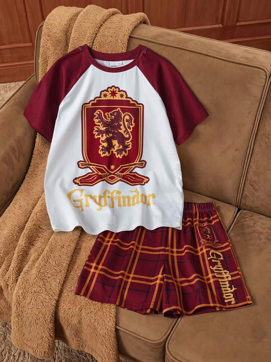 HARRY POTTER X SHEIN Bộ đồ ngủ cho bé trai tuổi teen gồm áo tay ngắn cổ tròn phối màu tương phản chữ và họa tiết, kèm quần short kẻ caro. - Màu Đỏ Sâu - Xem 1