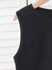 SHEIN Tween女孩黑色紋理無袖背心短褲兩件套休閒穿搭，親膚波浪面料，圓領修身短版上衣搭配高腰直筒短褲，簡約純色通勤舒適百搭日常出遊慵懶穿搭必備 - 黑色 - 查看 4