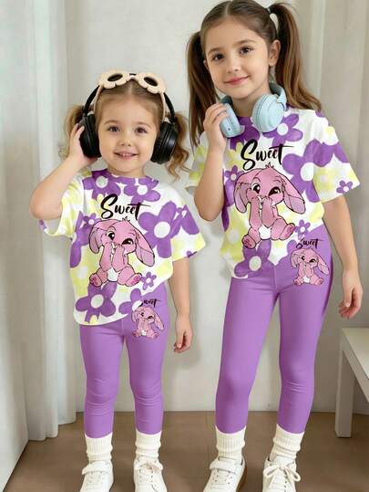 Bộ áo thun và quần legging tay ngắn cổ tròn dáng rộng thoải mái cho bé gái, họa tiết thỏ xanh hoạt hình dễ thương Lulu & Stitch, kiểu vũ công ba lê, hoa văn chuyển màu tím, phù hợp cho mùa xuân/hè, trang phục hè dễ thương, đồ hè cho trẻ em, đồ đi chơi hè, phong cách Hàn Quốc, thoải mái dễ chịu, trẻ em sành điệu, Y2K, Kawaii, dự tiệc, hàng ngày, kỳ nghỉ, dễ thương, thoải mái, hè 2026, Cottagecore, thường ngày cuối tuần, đi chơi gia đình, trang phục chụp ảnh, thư giãn, áo thun in hình cho bé và trẻ em.