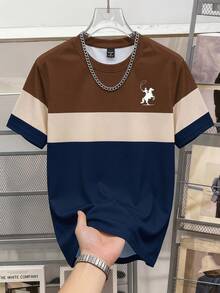 Manfinity Joysei Camiseta de manga corta con estampado de equitación de color de contraste y patchwork retro para hombres. El patchwork de color de contraste interpreta la estética clásica, mientras que el estampado de equitación muestra un estilo elegante de caballero, emanando un aspecto premium de manera effortless. - Blanco - Ver 2