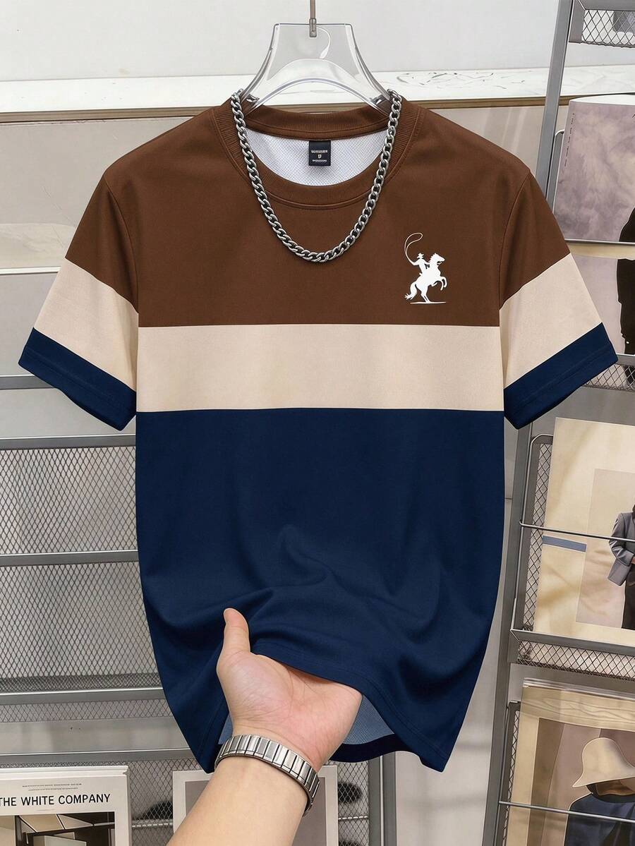 Manfinity Joysei Camiseta de manga corta con estampado de equitación de color de contraste y patchwork retro para hombres. El patchwork de color de contraste interpreta la estética clásica, mientras que el estampado de equitación muestra un estilo elegante de caballero, emanando un aspecto premium de manera effortless. - Blanco - Ver 1