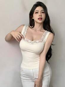 DAZY 女款性感法式蕾絲拼接時尚細肩帶背心，適合約會與夏季穿著 - 杏色 - 查看 5