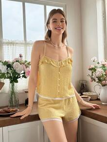 Snug Reverie Conjunto de pijama de camiseta sin mangas de encaje amarillo y pantalones cortos para mujer, ropa de estar por casa fresca y romántica - Amarillo - Ver 4