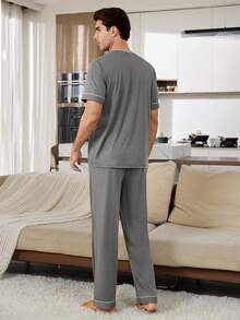 CoupledUp Conjunto de pijama de pantalón y manga corta con ribete de color contrastante, de estilo minimalista y moderno para hombre - Gris Oscuro - Ver 2