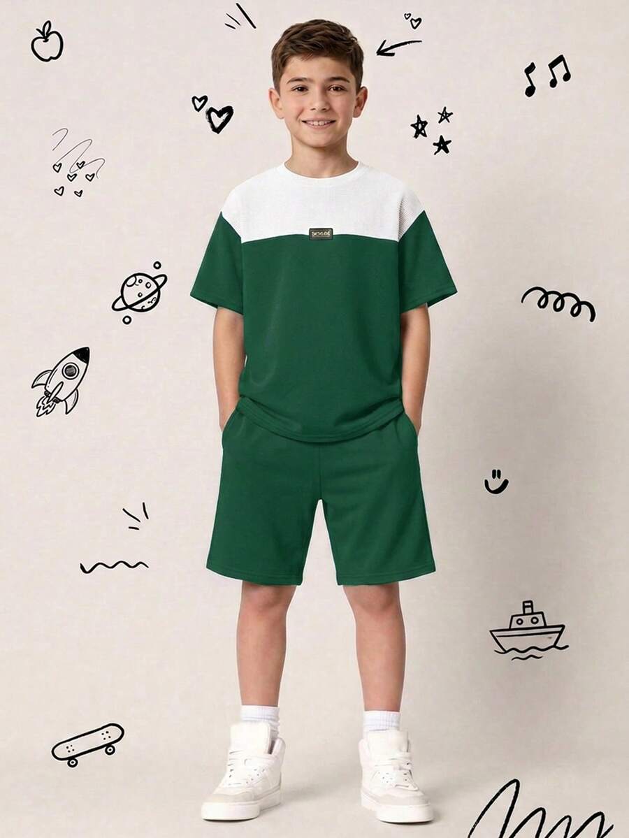 SHEIN 2件套男童休闲撞色圆领短袖T恤短裤套装,适合通勤、上学、日常休闲穿着、运动、春夏穿着。 - 墨綠色 - 查看 1