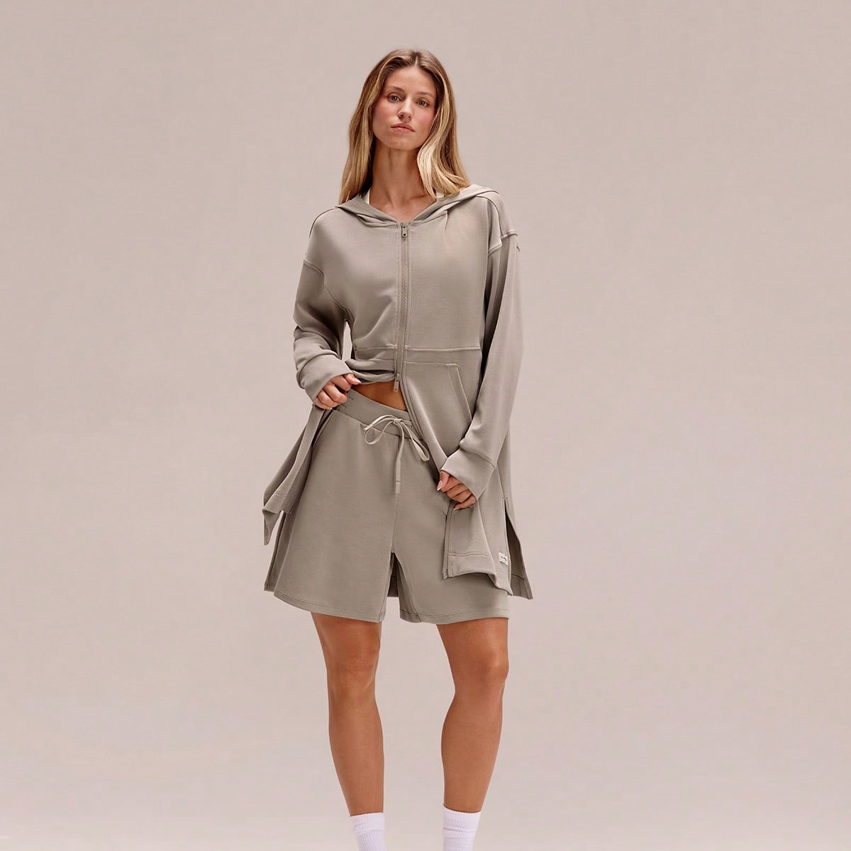 X Reem Modest SoftSerene Modal Siempre Brillante Ajuste relajado Longitud del muslo Bolsillo Abertura lateral Bajo con capucha Manga larga Uso diario