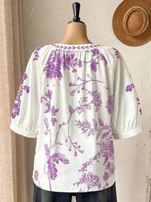 Rusticease Lässige Sommerbluse für Damen in großen Größen mit lila Blumenmuster und kurzen Ärmeln im Landhausstil. Ideal für Urlaub, Freizeit und Freizeit. Auch als Tunika oder Oberteil mit Blumenmuster erhältlich. - Violett - Übersicht 2
