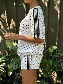 Muchica Bộ đồ nữ mùa hè gồm áo thun cổ tròn tay ngắn và quần short, kiểu dáng thể thao đường phố tối giản, phù hợp cho các buổi tụ họp, tiệc tùng, sân bay, phong cách Y2K, kẻ sọc, chấm bi, in họa tiết, trang phục thường ngày cho nữ mùa hè. - Nhiều màu - Xem 4