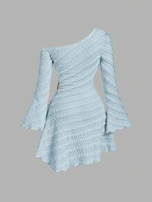 SHEIN MOD 大码女装春夏杏色不对称露肩喇叭袖连衣裙，纹理条纹面料，不对称下摆，短款连衣裙，适合青春约会、外出和度假。 - 藍色 - 查看 2