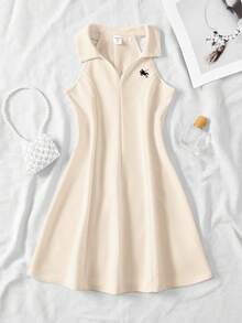 少女休閒運動通勤優雅純色V領 Polo 領馬術刺繡無袖 A 字洋裝，杏色 - 杏色 - 查看 3