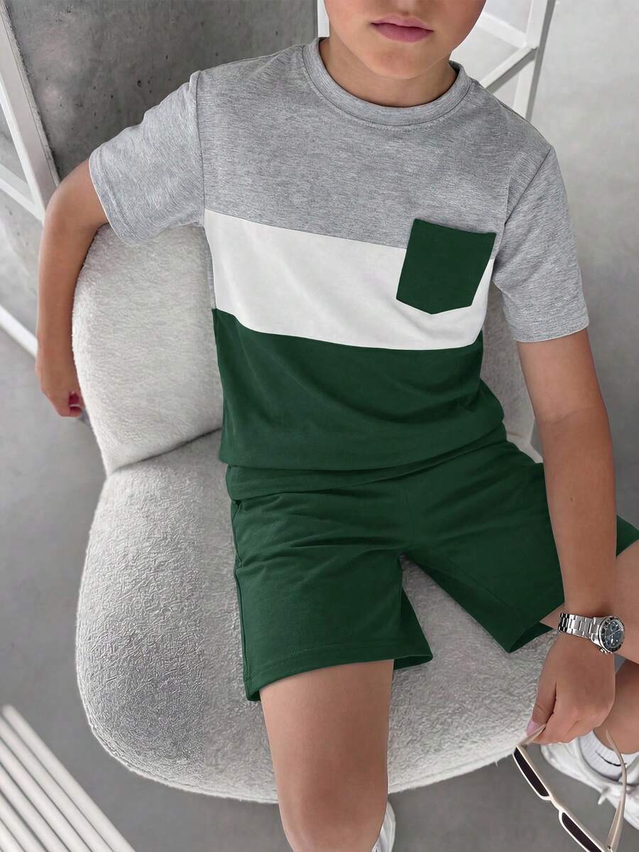 SHEIN 两件套男童休闲撞色圆领短袖T恤短裤套装，卡其色，适合通勤、上学、外出、运动、节日派对、春夏穿着。 - 墨綠色 - 查看 1