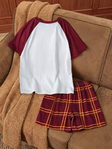 HARRY POTTER X SHEIN Bộ đồ ngủ cho bé trai tuổi teen gồm áo tay ngắn cổ tròn phối màu tương phản chữ và họa tiết, kèm quần short kẻ caro. - Màu Đỏ Sâu - Xem 2