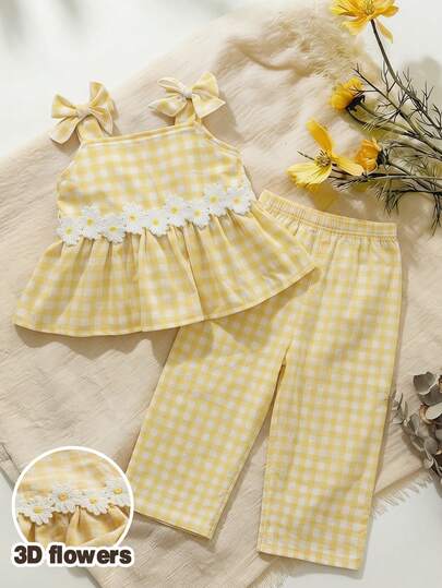 SHEIN Bộ đồ 2 món cho bé gái sơ sinh/trẻ nhỏ 0-3 tuổi, kiểu dáng thường ngày dễ thương, họa tiết kẻ caro, nơ và hoa cúc, gồm áo hai dây và quần short, thích hợp cho mùa xuân/hè.
