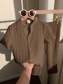 SHEIN 2件套男/女婴舒适休闲日常纹理面料白色短袖衬衫和裤子套装，适合室内、室外、日常、运动、玩耍、聚会、拍照、度假、春夏穿着。 - 棕色 - 查看 3