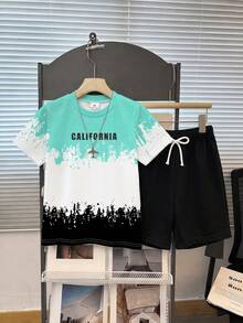 小男孩紮染「CALIFORNIA」黑色字母柔軟針織印花圓領短袖T恤，搭配彈性腰黑色針織短褲配白色蝴蝶結裝飾，極簡百搭，適合4Y-7Y，紮染元素，英文字母 - 彩色 - 查看 2