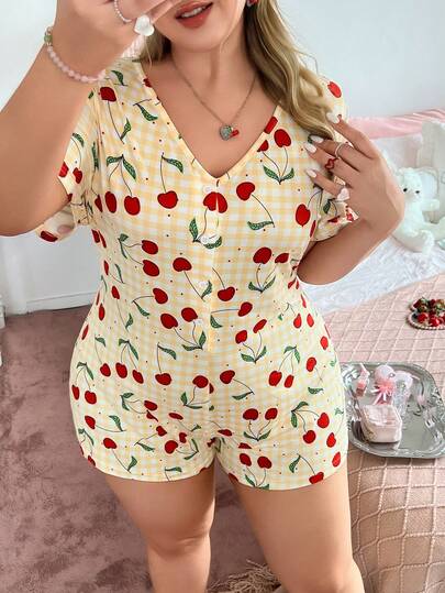 Slumberry CURVE Bộ đồ ngủ liền thân tay ngắn cổ chữ V in họa tiết quả anh đào và kẻ caro cỡ lớn của Sweet Ins.