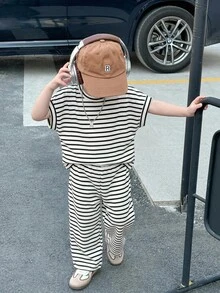 SHEIN 2件套男婴休闲日韩宽松杏色针织花卉纱线腋下条纹宽松T恤裤两件套，适合上学、运动、度假、居家和户外活动，适合春夏季节。 - 黑與白 - 查看 5