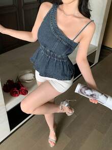 Joudiya 女款夏季不對稱領口無袖收腰荷葉邊下擺水洗做舊牛仔上衣 - 藍色 - 查看 7