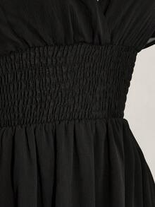 SHEIN ICON 女款夏季黑色極簡純色V領荷葉袖收腰迷你洋裝 - 黑色 - 查看 9