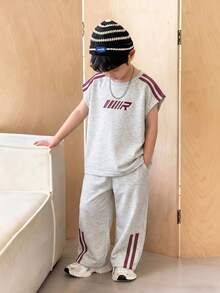 SHEIN Little Byeori 2 pièces Ensemble décontracté pour enfants garçon, t-shirt col rond à manches courtes imprimé lettres confortable et pantalon, ensemble noir, ensemble t-shirt, Top basique, bas basique, ensemble Y2K, convient pour le printemps/été, sorties, la Saint-Valentin, les rendez-vous, les voyages, les vacances, les rassemblements familiaux, la rentrée scolaire, les mariages, les galas, les sports, les anniversaires, les baptêmes, le Nouvel An - Gris pâle - Voir 3