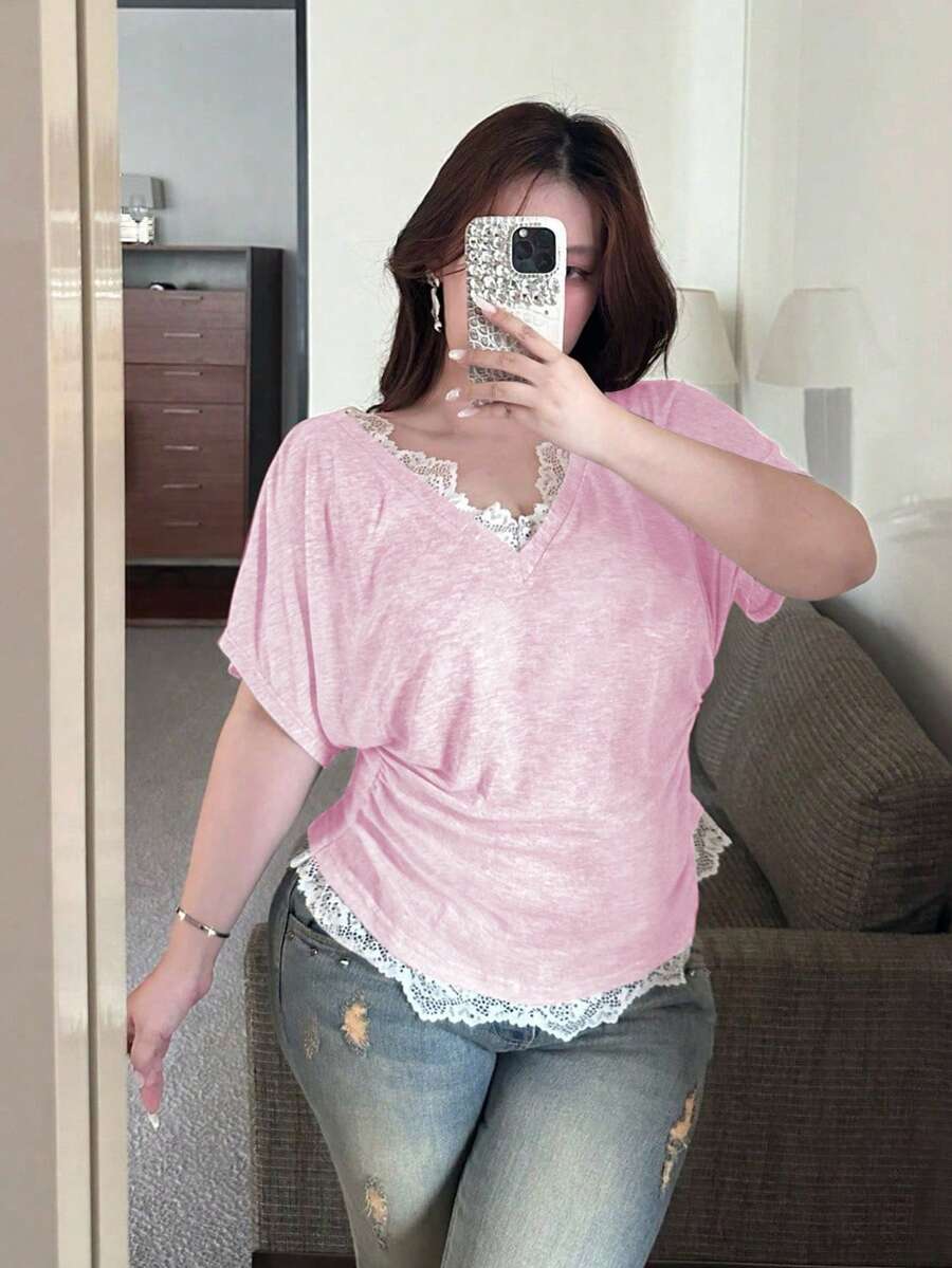 Vibekara 大尺碼女款 T-shirt 上衣,對比蕾絲休閒正式風寬鬆落肩上衣,舒適適合春夏外出、早午餐約會,粉色 - 粉色 - 查看 1