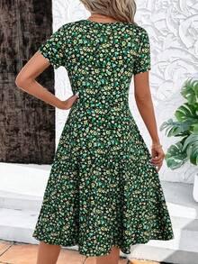 SHEIN Clasi 女款新款時尚優雅V領碎花裝飾鈕扣陽光傘裙中長洋裝，短袖夏季洋裝，適合日常通勤與辦公穿著 - 綠色 - 查看 2