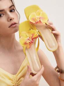 Eladyva Sandalias de chanclas con puntera cuadrada y estampado floral para mujer talla grande, Moda Verano Casual Playa, Nuevos Modelos 2025 - Amarillo - Ver 1