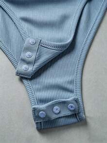 Elegante body versátil con cuello vuelto y media cremallera en punto blanco, body de mujer para primavera/verano, vacaciones y playa - Niebla azul - Ver 2