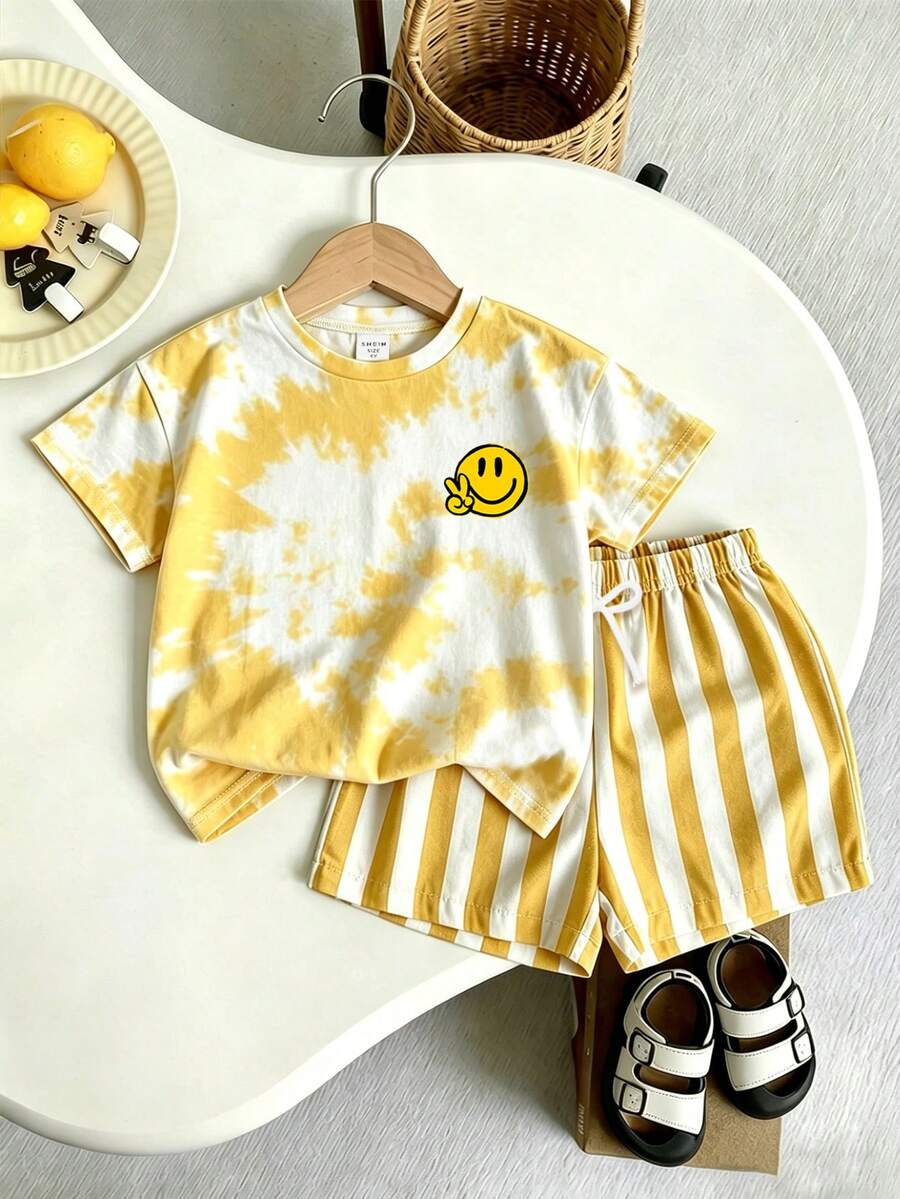 SHEIN Playful Pals 2件組小男孩夏季度假紮染滿版印花T恤搭配臉部圖案與條紋短褲,柔軟彈性面料,寬鬆版型,休閒舒適套裝,適合戶外、街頭、居家、旅行、度假、日常穿著 - 黃色 - 查看 1